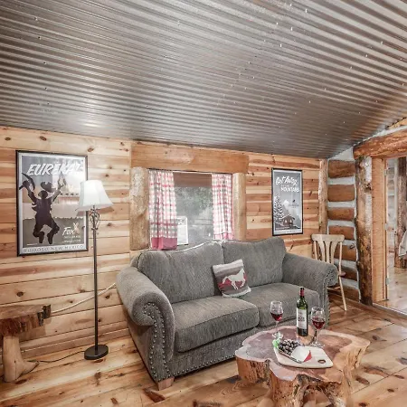 Sleeping Bear, 2 Bedrooms, Front Deck, Midtown, Sleeps 6